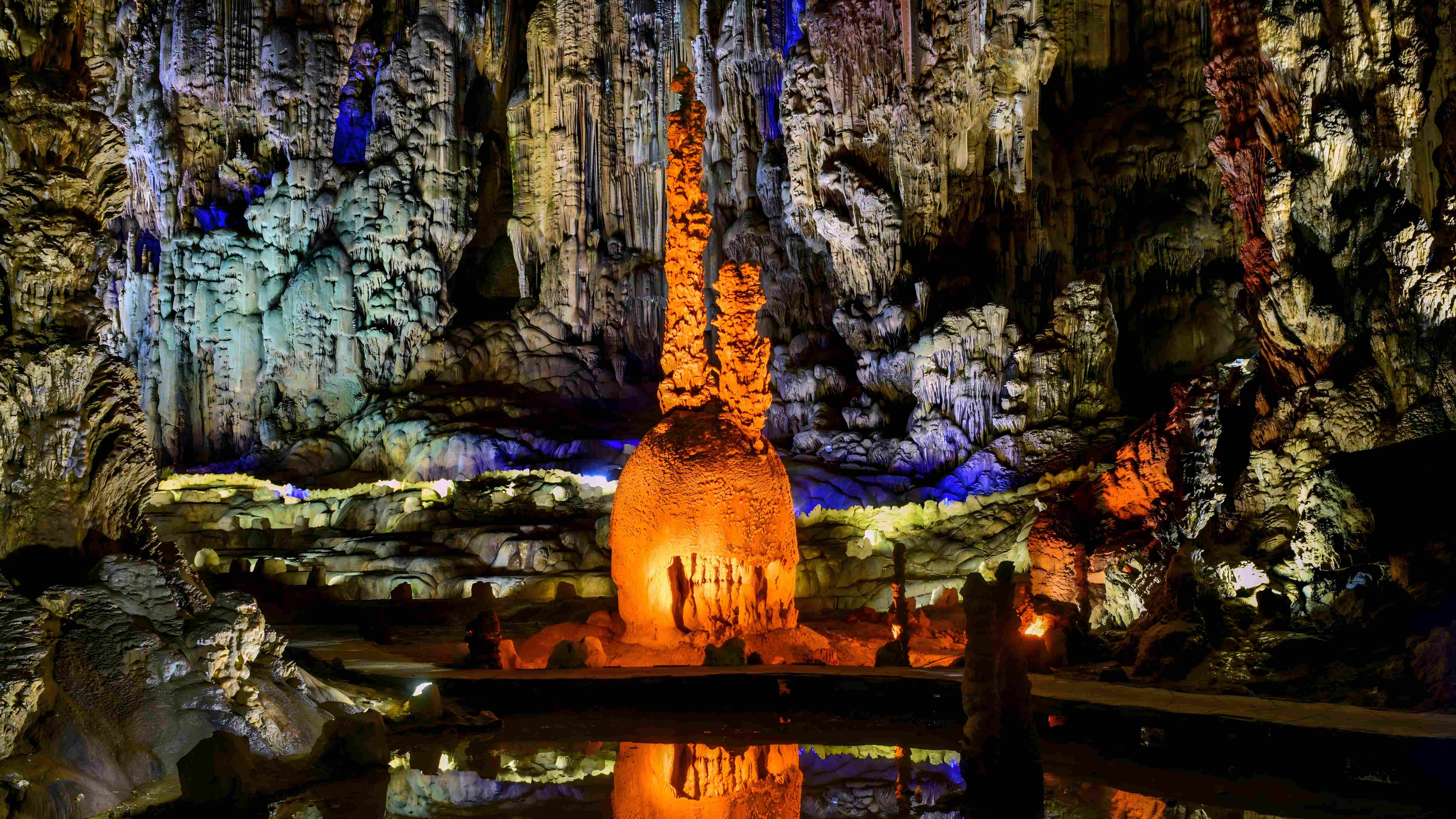 毕节市织金县《织金洞 霸王盔》张永刚 摄于2019年.jpg